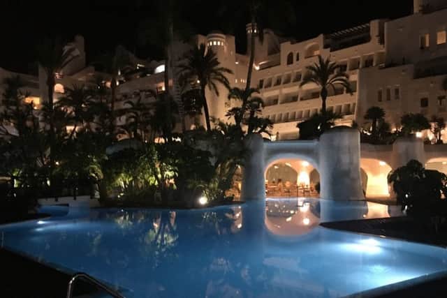 Hotel Jardin Tropical at night